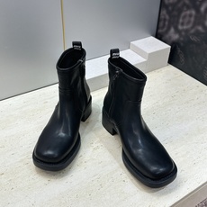 Miumiu 2026秋冬走秀新款粗跟及裸女短靴 缪缪明星同款字母logo五金扣低跟圆头复古机车骑士靴 材质鞋面进口小 Miumiu 2026秋冬走秀新款粗跟及裸女短靴 缪缪明星同款字母logo五金扣低跟圆头复古机车骑士靴 材质鞋面进口小