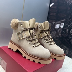 Roger Vivier 2026秋冬新款时尚羊羔毛防寒保暖女短靴 RV字母logo五金方扣厚底低跟圆头系带拼色机车骑 Roger Vivier 2026秋冬新款时尚羊羔毛防寒保暖女短靴 RV字母logo五金方扣厚底低跟圆头系带拼色机车骑