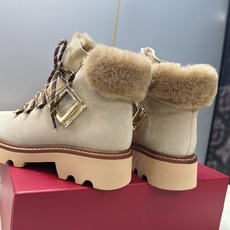 Roger Vivier 2026秋冬新款时尚羊羔毛防寒保暖女短靴 RV字母logo五金方扣厚底低跟圆头系带拼色机车骑 Roger Vivier 2026秋冬新款时尚羊羔毛防寒保暖女短靴 RV字母logo五金方扣厚底低跟圆头系带拼色机车骑