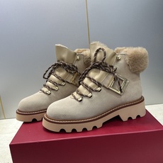 Roger Vivier 2026秋冬新款时尚羊羔毛防寒保暖女短靴 RV字母logo五金方扣厚底低跟圆头系带拼色机车骑 Roger Vivier 2026秋冬新款时尚羊羔毛防寒保暖女短靴 RV字母logo五金方扣厚底低跟圆头系带拼色机车骑