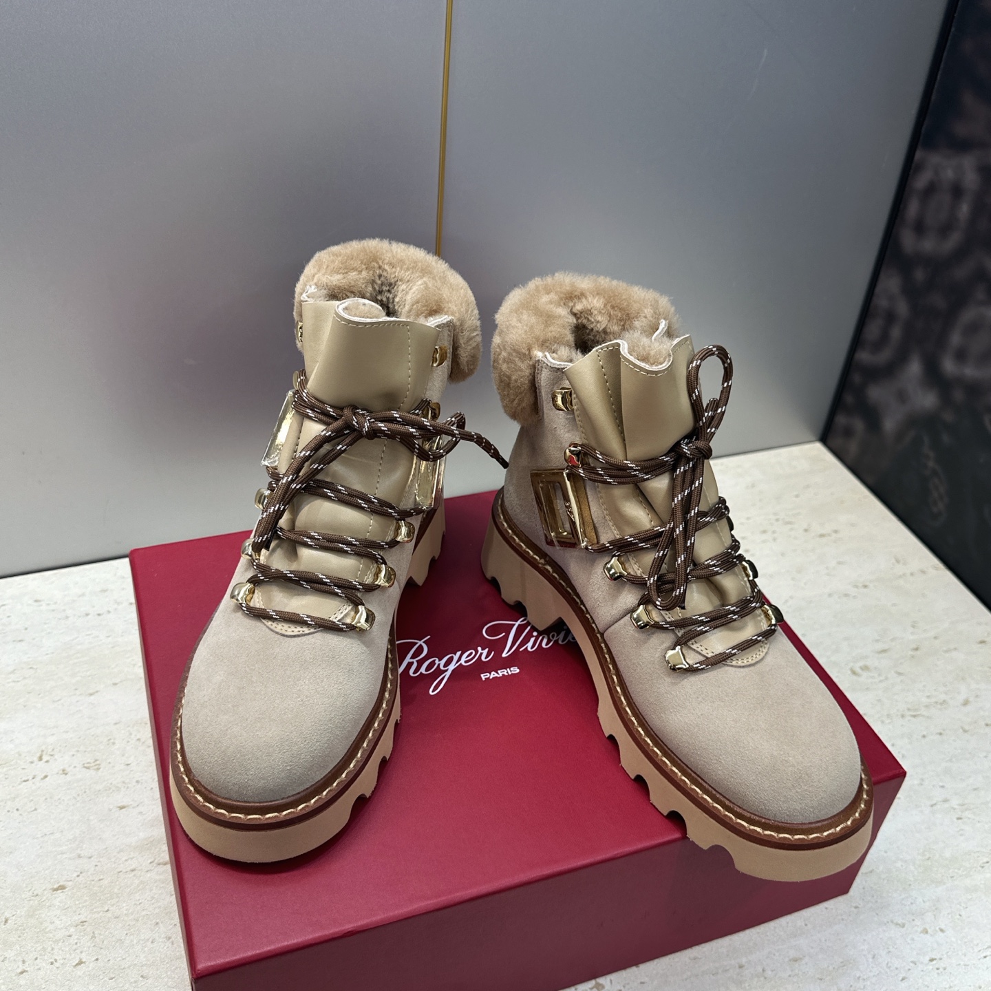 Roger Vivier 2026秋冬新款时尚羊羔毛防寒保暖女短靴 RV字母logo五金方扣厚底低跟圆头系带拼色机车骑 Roger Vivier 2026秋冬新款时尚羊羔毛防寒保暖女短靴 RV字母logo五金方扣厚底低跟圆头系带拼色机车骑