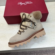 Roger Vivier 2026秋冬新款时尚羊羔毛防寒保暖女短靴 RV字母logo五金方扣厚底低跟圆头系带拼色机车骑 Roger Vivier 2026秋冬新款时尚羊羔毛防寒保暖女短靴 RV字母logo五金方扣厚底低跟圆头系带拼色机车骑