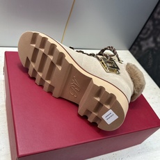 Roger Vivier 2026秋冬新款时尚羊羔毛防寒保暖女短靴 RV字母logo五金方扣厚底低跟圆头系带拼色机车骑 Roger Vivier 2026秋冬新款时尚羊羔毛防寒保暖女短靴 RV字母logo五金方扣厚底低跟圆头系带拼色机车骑