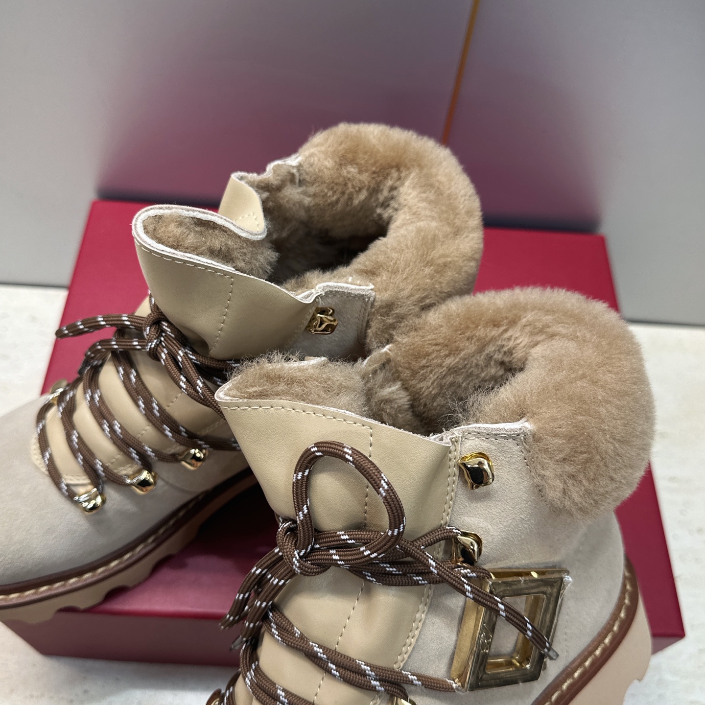 Roger Vivier 2026秋冬新款时尚羊羔毛防寒保暖女短靴 RV字母logo五金方扣厚底低跟圆头系带拼色机车骑 Roger Vivier 2026秋冬新款时尚羊羔毛防寒保暖女短靴 RV字母logo五金方扣厚底低跟圆头系带拼色机车骑