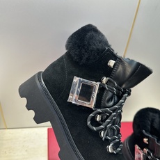 Roger Vivier 2026秋冬新款时尚羊羔毛防寒保暖女短靴 RV字母logo五金方扣厚底低跟圆头系带拼色机车骑 Roger Vivier 2026秋冬新款时尚羊羔毛防寒保暖女短靴 RV字母logo五金方扣厚底低跟圆头系带拼色机车骑