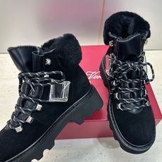 Roger Vivier 2026秋冬新款时尚羊羔毛防寒保暖女短靴 RV字母logo五金方扣厚底低跟圆头系带拼色机车骑 Roger Vivier 2026秋冬新款时尚羊羔毛防寒保暖女短靴 RV字母logo五金方扣厚底低跟圆头系带拼色机车骑