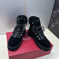 Roger Vivier 2026秋冬新款时尚羊羔毛防寒保暖女短靴 RV字母logo五金方扣厚底低跟圆头系带拼色机车骑 Roger Vivier 2026秋冬新款时尚羊羔毛防寒保暖女短靴 RV字母logo五金方扣厚底低跟圆头系带拼色机车骑