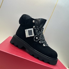Roger Vivier 2026秋冬新款时尚羊羔毛防寒保暖女短靴 RV字母logo五金方扣厚底低跟圆头系带拼色机车骑 Roger Vivier 2026秋冬新款时尚羊羔毛防寒保暖女短靴 RV字母logo五金方扣厚底低跟圆头系带拼色机车骑