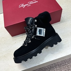 Roger Vivier 2026秋冬新款时尚羊羔毛防寒保暖女短靴 RV字母logo五金方扣厚底低跟圆头系带拼色机车骑 Roger Vivier 2026秋冬新款时尚羊羔毛防寒保暖女短靴 RV字母logo五金方扣厚底低跟圆头系带拼色机车骑