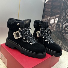 Roger Vivier 2026秋冬新款时尚羊羔毛防寒保暖女短靴 RV字母logo五金方扣厚底低跟圆头系带拼色机车骑 Roger Vivier 2026秋冬新款时尚羊羔毛防寒保暖女短靴 RV字母logo五金方扣厚底低跟圆头系带拼色机车骑