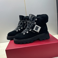 Roger Vivier 2026秋冬新款时尚羊羔毛防寒保暖女短靴 RV字母logo五金方扣厚底低跟圆头系带拼色机车骑 Roger Vivier 2026秋冬新款时尚羊羔毛防寒保暖女短靴 RV字母logo五金方扣厚底低跟圆头系带拼色机车骑