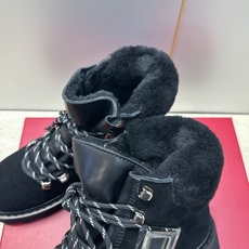 Roger Vivier 2026秋冬新款时尚羊羔毛防寒保暖女短靴 RV字母logo五金方扣厚底低跟圆头系带拼色机车骑 Roger Vivier 2026秋冬新款时尚羊羔毛防寒保暖女短靴 RV字母logo五金方扣厚底低跟圆头系带拼色机车骑
