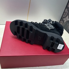 Roger Vivier 2026秋冬新款时尚羊羔毛防寒保暖女短靴 RV字母logo五金方扣厚底低跟圆头系带拼色机车骑 Roger Vivier 2026秋冬新款时尚羊羔毛防寒保暖女短靴 RV字母logo五金方扣厚底低跟圆头系带拼色机车骑