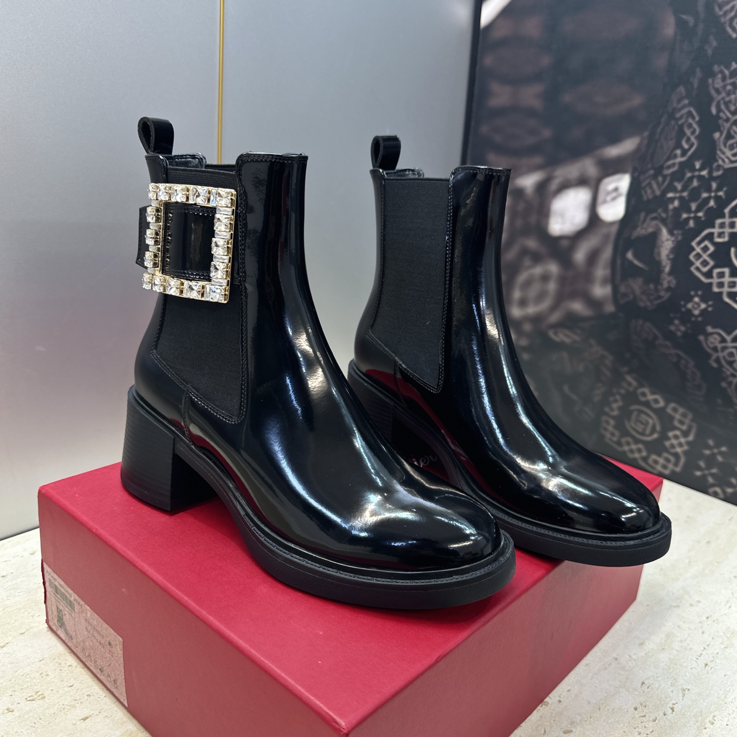 Roger Vivier 2026秋冬新款时尚粗跟及裸切尔西女短靴 RV字母logo五金水钻方扣厚底高跟圆头拼色机车骑 Roger Vivier 2026秋冬新款时尚粗跟及裸切尔西女短靴 RV字母logo五金水钻方扣厚底高跟圆头拼色机车骑