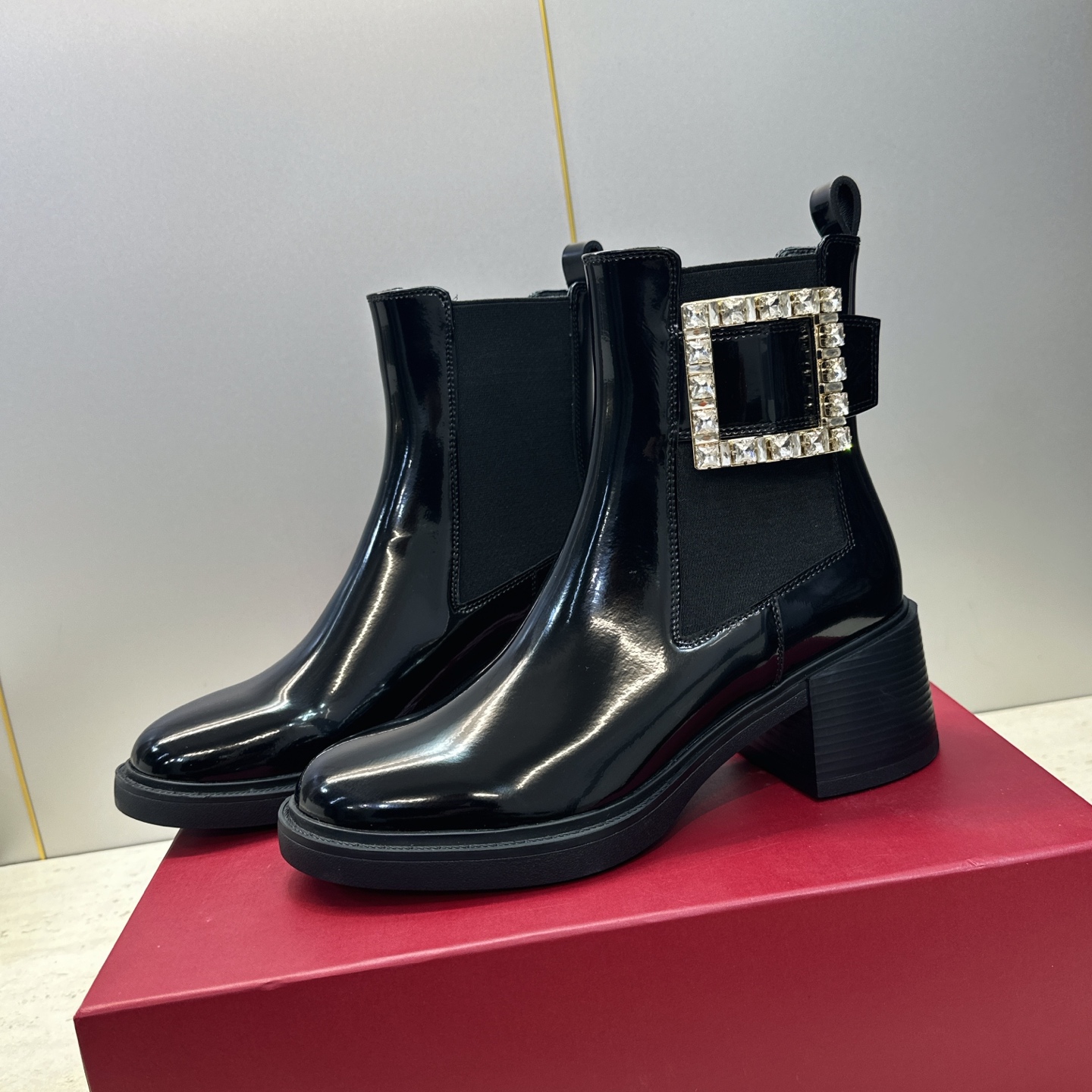 Roger Vivier 2026秋冬新款时尚粗跟及裸切尔西女短靴 RV字母logo五金水钻方扣厚底高跟圆头拼色机车骑 Roger Vivier 2026秋冬新款时尚粗跟及裸切尔西女短靴 RV字母logo五金水钻方扣厚底高跟圆头拼色机车骑