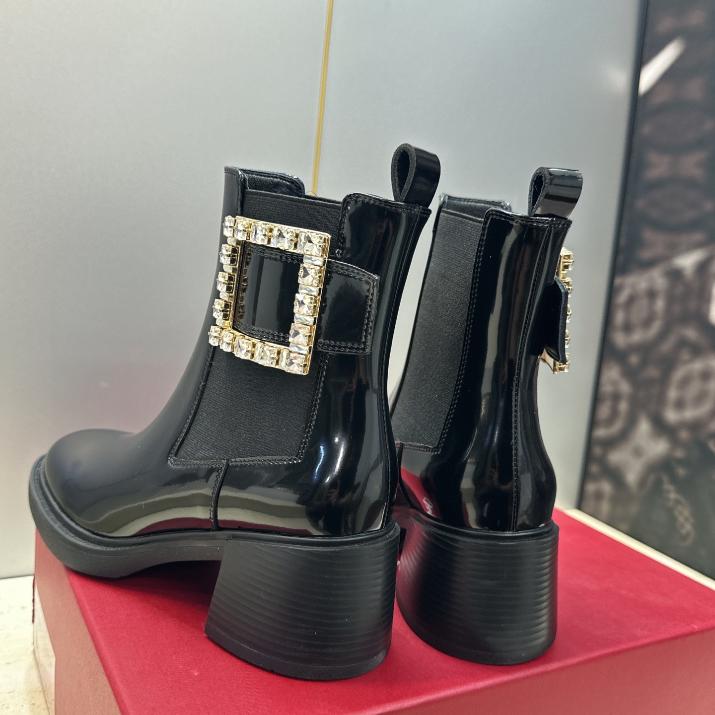 Roger Vivier 2026秋冬新款时尚粗跟及裸切尔西女短靴 RV字母logo五金水钻方扣厚底高跟圆头拼色机车骑 Roger Vivier 2026秋冬新款时尚粗跟及裸切尔西女短靴 RV字母logo五金水钻方扣厚底高跟圆头拼色机车骑