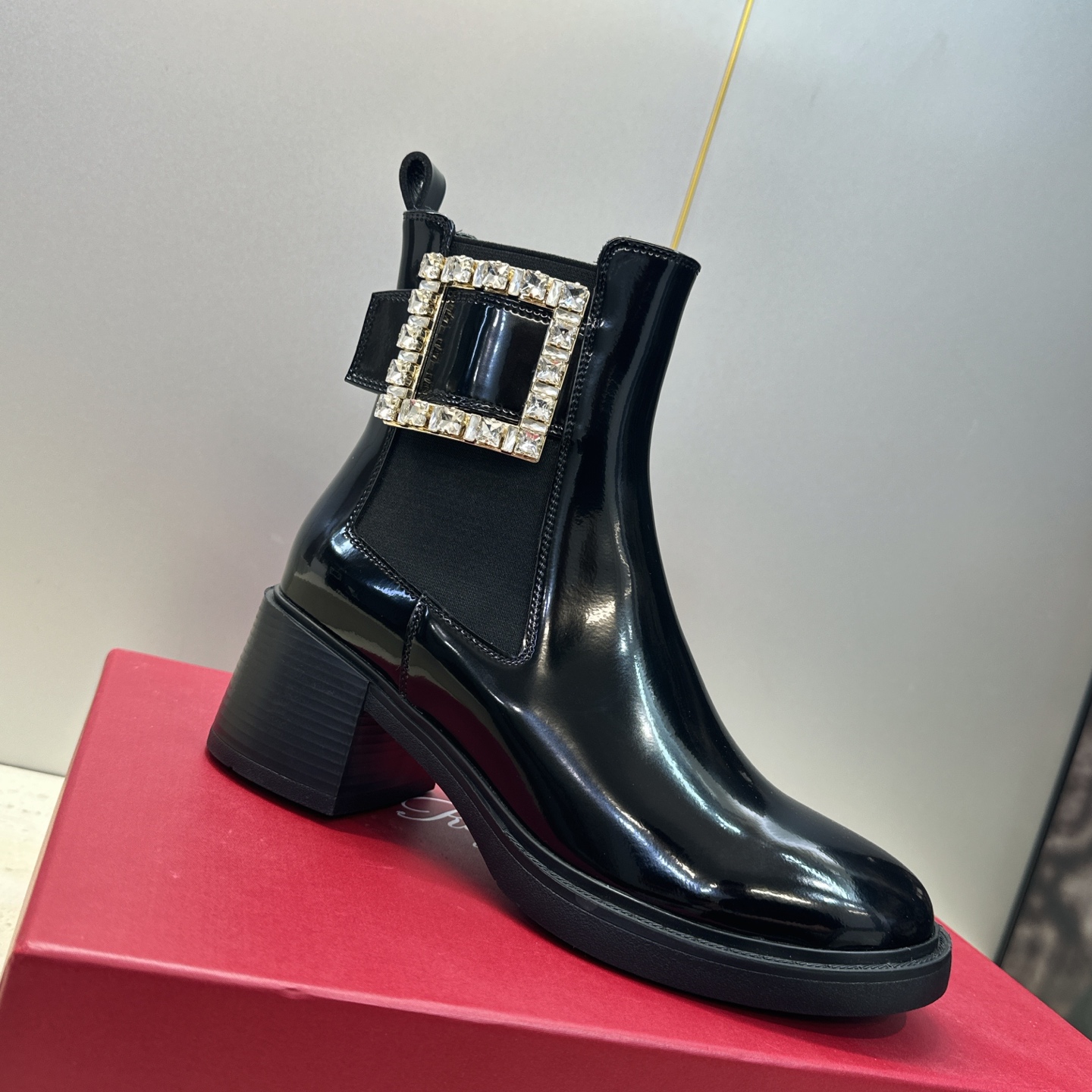 Roger Vivier 2026秋冬新款时尚粗跟及裸切尔西女短靴 RV字母logo五金水钻方扣厚底高跟圆头拼色机车骑 Roger Vivier 2026秋冬新款时尚粗跟及裸切尔西女短靴 RV字母logo五金水钻方扣厚底高跟圆头拼色机车骑