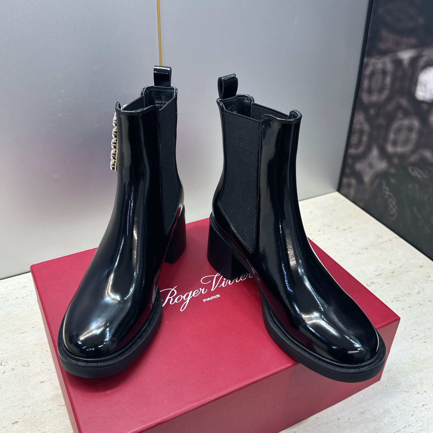 Roger Vivier 2026秋冬新款时尚粗跟及裸切尔西女短靴 RV字母logo五金水钻方扣厚底高跟圆头拼色机车骑 Roger Vivier 2026秋冬新款时尚粗跟及裸切尔西女短靴 RV字母logo五金水钻方扣厚底高跟圆头拼色机车骑