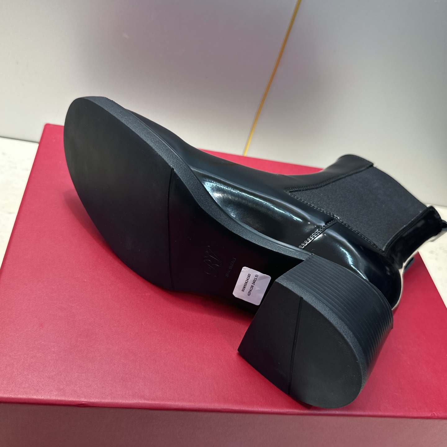 Roger Vivier 2026秋冬新款时尚粗跟及裸切尔西女短靴 RV字母logo五金水钻方扣厚底高跟圆头拼色机车骑 Roger Vivier 2026秋冬新款时尚粗跟及裸切尔西女短靴 RV字母logo五金水钻方扣厚底高跟圆头拼色机车骑