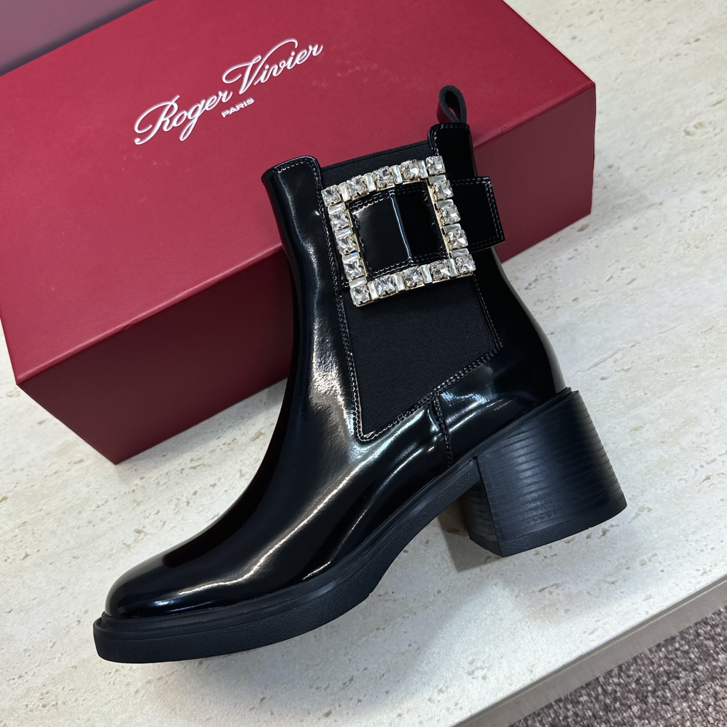 Roger Vivier 2026秋冬新款时尚粗跟及裸切尔西女短靴 RV字母logo五金水钻方扣厚底高跟圆头拼色机车骑 Roger Vivier 2026秋冬新款时尚粗跟及裸切尔西女短靴 RV字母logo五金水钻方扣厚底高跟圆头拼色机车骑