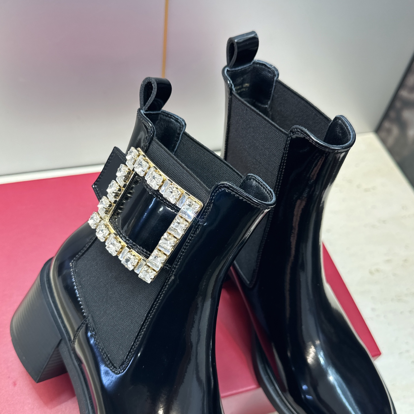 Roger Vivier 2026秋冬新款时尚粗跟及裸切尔西女短靴 RV字母logo五金水钻方扣厚底高跟圆头拼色机车骑 Roger Vivier 2026秋冬新款时尚粗跟及裸切尔西女短靴 RV字母logo五金水钻方扣厚底高跟圆头拼色机车骑