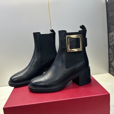 Roger Vivier 2026秋冬新款时尚粗跟及裸切尔西女短靴 RV字母logo五金水钻方扣厚底高跟圆头拼色机车骑 Roger Vivier 2026秋冬新款时尚粗跟及裸切尔西女短靴 RV字母logo五金水钻方扣厚底高跟圆头拼色机车骑