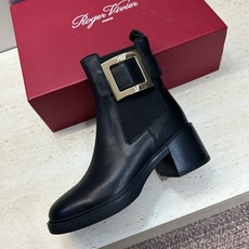 Roger Vivier 2026秋冬新款时尚粗跟及裸切尔西女短靴 RV字母logo五金水钻方扣厚底高跟圆头拼色机车骑 Roger Vivier 2026秋冬新款时尚粗跟及裸切尔西女短靴 RV字母logo五金水钻方扣厚底高跟圆头拼色机车骑