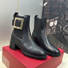 Roger Vivier 2026秋冬新款时尚粗跟及裸切尔西女短靴 RV字母logo五金水钻方扣厚底高跟圆头拼色机车骑 Roger Vivier 2026秋冬新款时尚粗跟及裸切尔西女短靴 RV字母logo五金水钻方扣厚底高跟圆头拼色机车骑