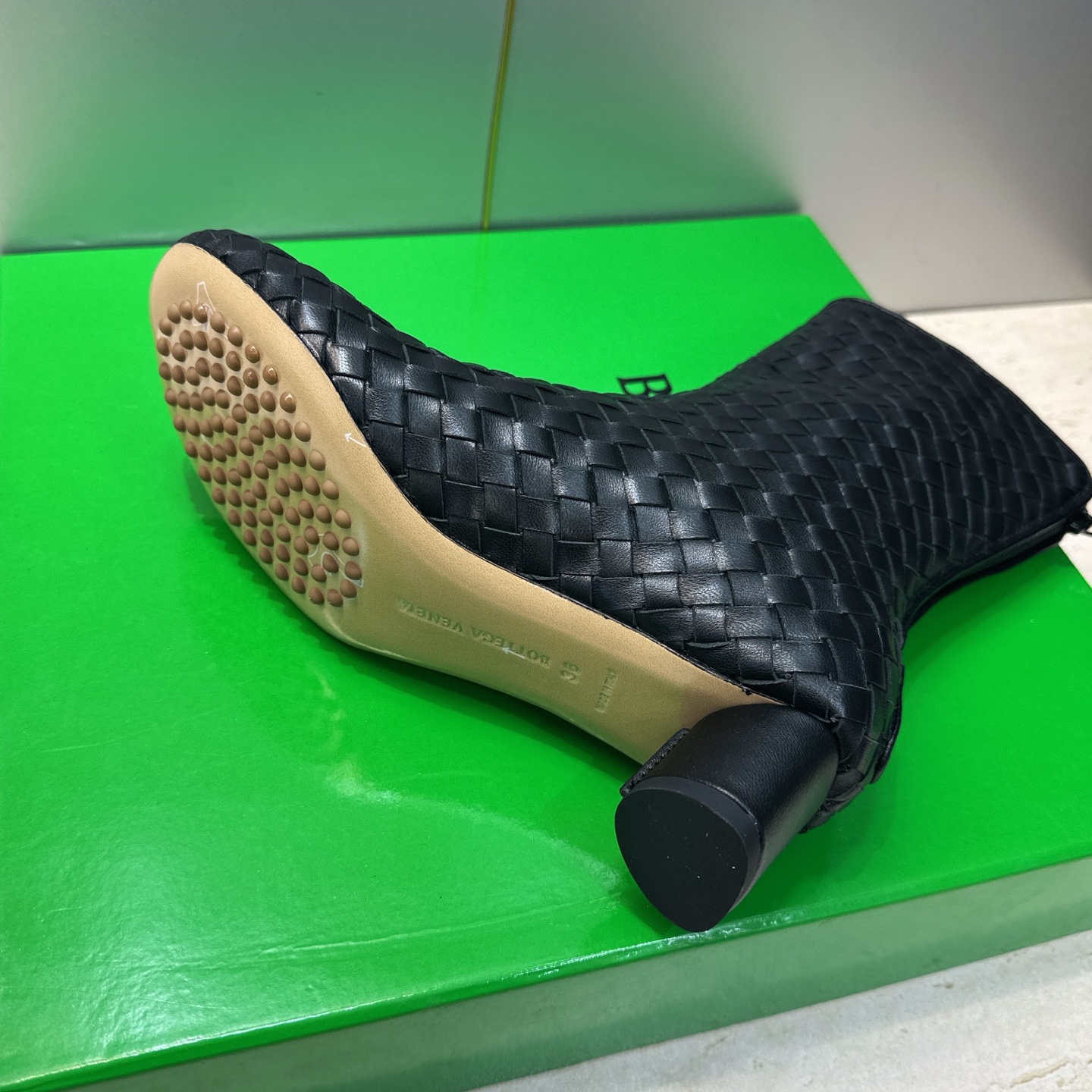 顶级版 Bottega Veneta 葆蝶家2026秋冬新款时尚编织复古粗跟马丁女短靴 BV字母logo低跟圆头侧拉链机