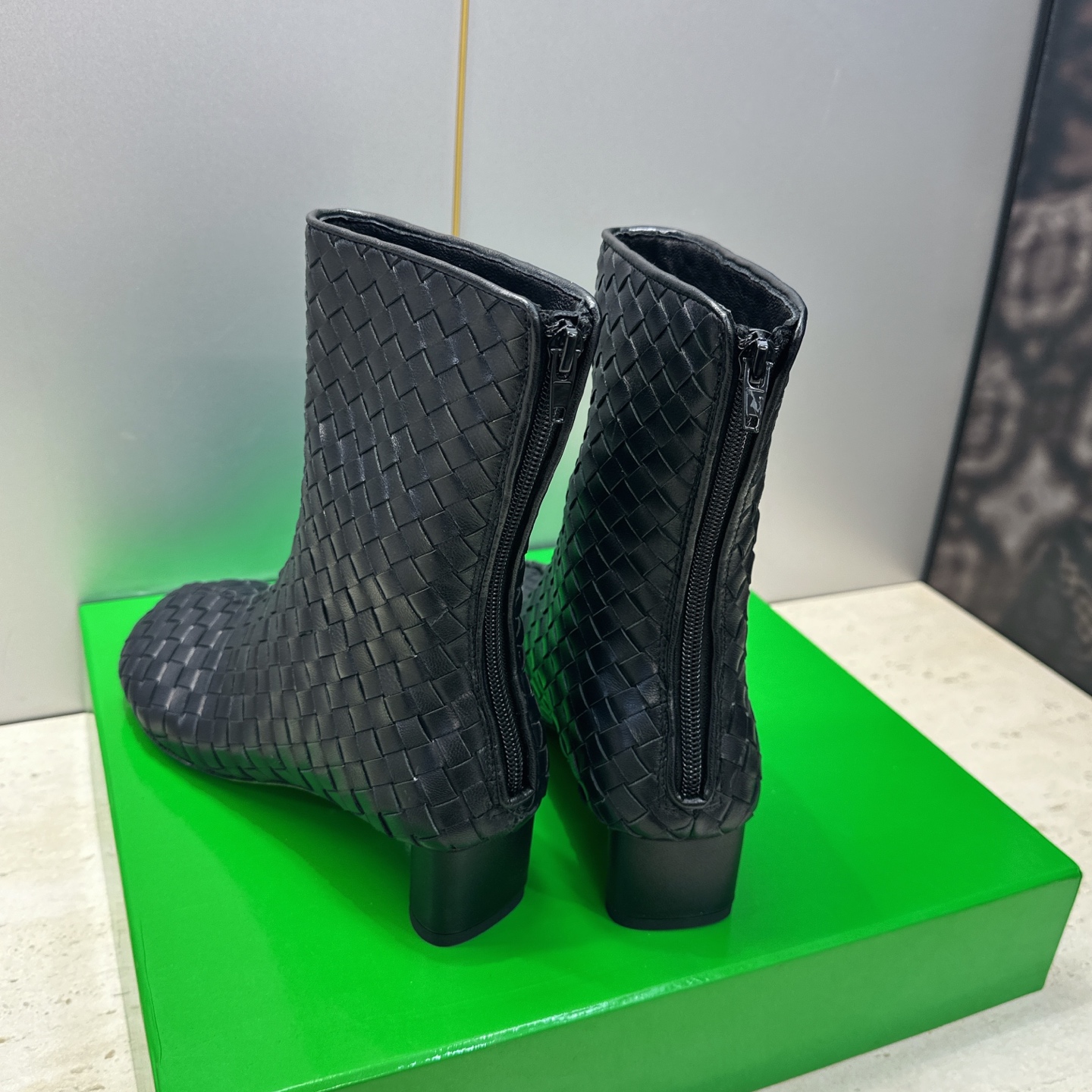 顶级版 Bottega Veneta 葆蝶家2026秋冬新款时尚编织复古粗跟马丁女短靴 BV字母logo低跟圆头侧拉链机