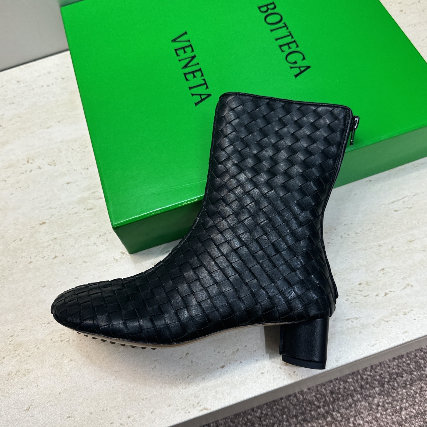 顶级版 Bottega Veneta 葆蝶家2026秋冬新款时尚编织复古粗跟马丁女短靴 BV字母logo低跟圆头侧拉链机