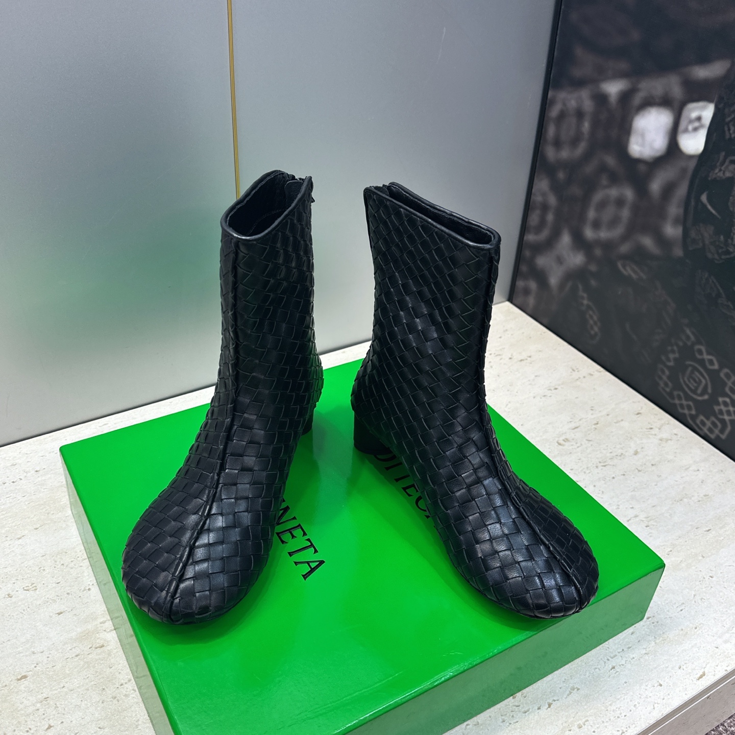 顶级版 Bottega Veneta 葆蝶家2026秋冬新款时尚编织复古粗跟马丁女短靴 BV字母logo低跟圆头侧拉链机