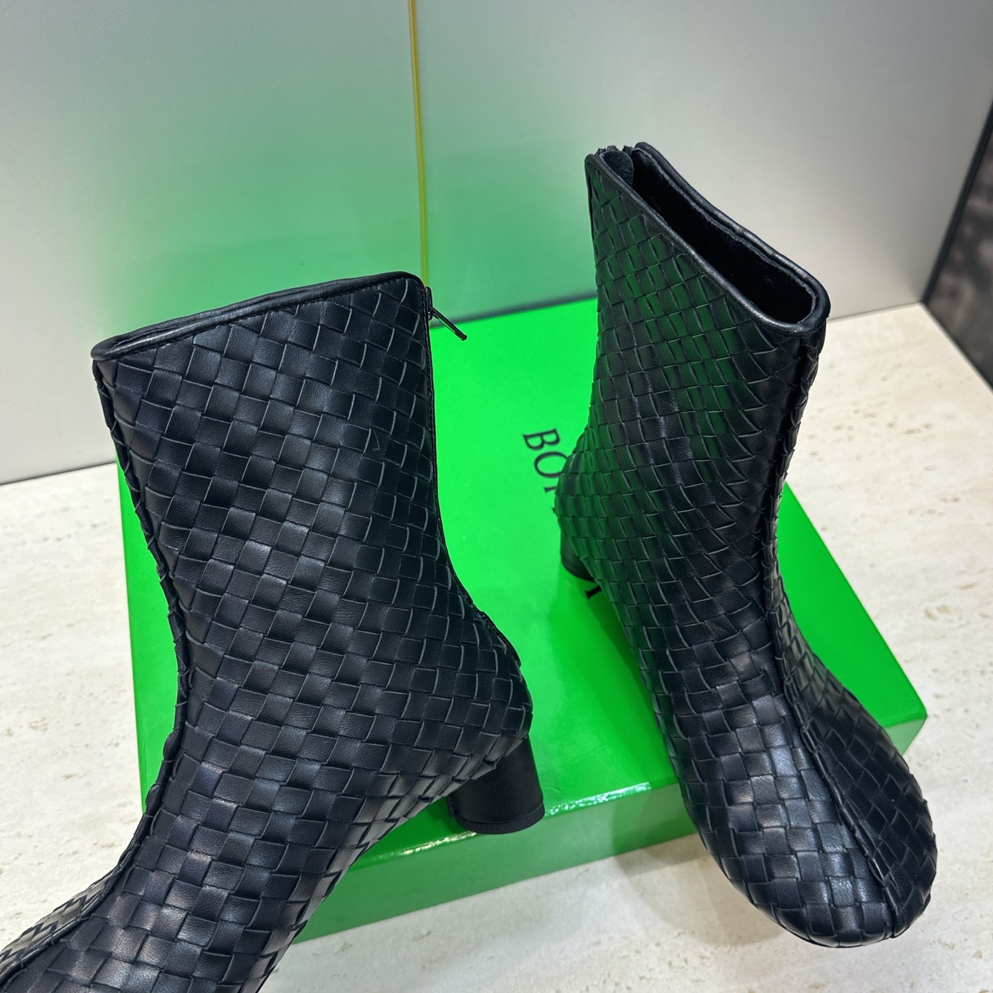 顶级版 Bottega Veneta 葆蝶家2026秋冬新款时尚编织复古粗跟马丁女短靴 BV字母logo低跟圆头侧拉链机