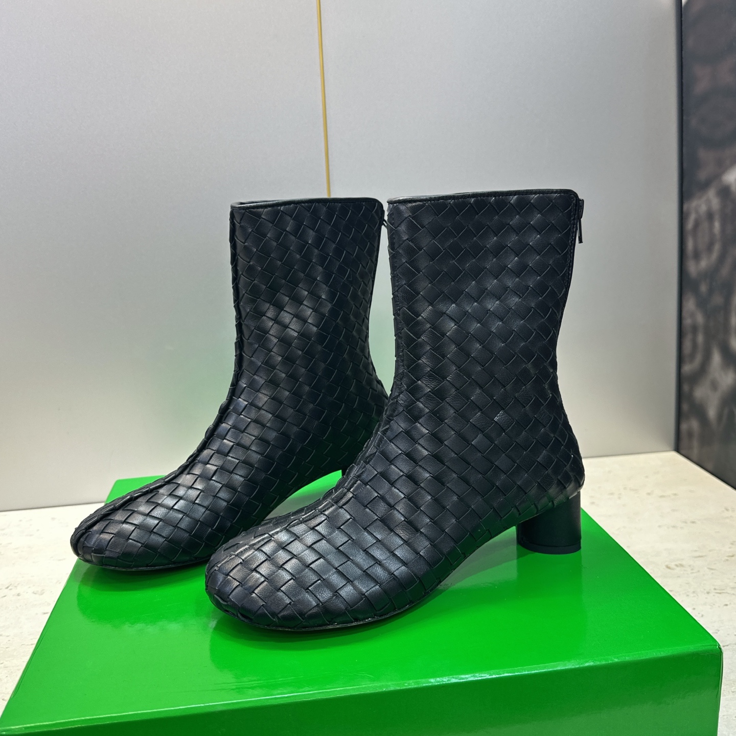 顶级版 Bottega Veneta 葆蝶家2026秋冬新款时尚编织复古粗跟马丁女短靴 BV字母logo低跟圆头侧拉链机