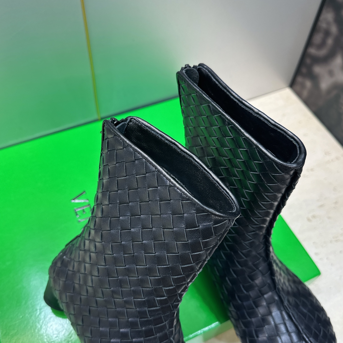 顶级版 Bottega Veneta 葆蝶家2026秋冬新款时尚编织复古粗跟马丁女短靴 BV字母logo低跟圆头侧拉链机
