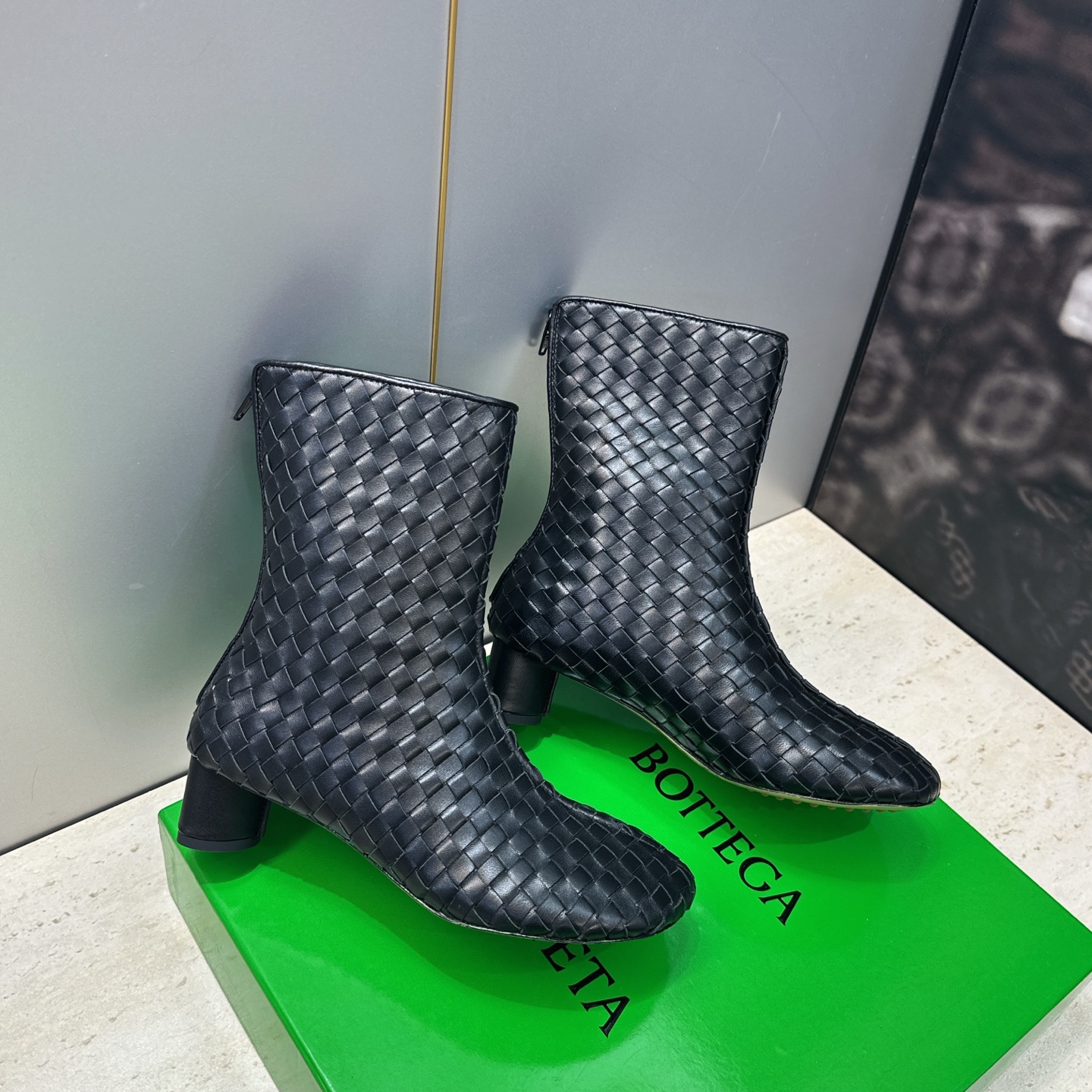 顶级版 Bottega Veneta 葆蝶家2026秋冬新款时尚编织复古粗跟马丁女短靴 BV字母logo低跟圆头侧拉链机