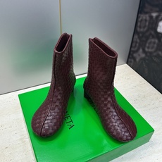 顶级版 Bottega Veneta 葆蝶家2026秋冬新款时尚编织复古粗跟马丁女短靴 BV字母logo低跟圆头侧拉链机 顶级版 Bottega Veneta 葆蝶家2026秋冬新款时尚编织复古粗跟马丁女短靴 BV字母logo低跟圆头侧拉链机