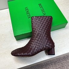 顶级版 Bottega Veneta 葆蝶家2026秋冬新款时尚编织复古粗跟马丁女短靴 BV字母logo低跟圆头侧拉链机 顶级版 Bottega Veneta 葆蝶家2026秋冬新款时尚编织复古粗跟马丁女短靴 BV字母logo低跟圆头侧拉链机