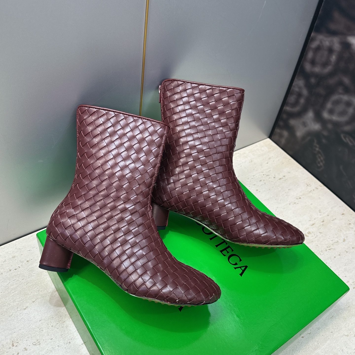 顶级版 Bottega Veneta 葆蝶家2026秋冬新款时尚编织复古粗跟马丁女短靴 BV字母logo低跟圆头侧拉链机 顶级版 Bottega Veneta 葆蝶家2026秋冬新款时尚编织复古粗跟马丁女短靴 BV字母logo低跟圆头侧拉链机