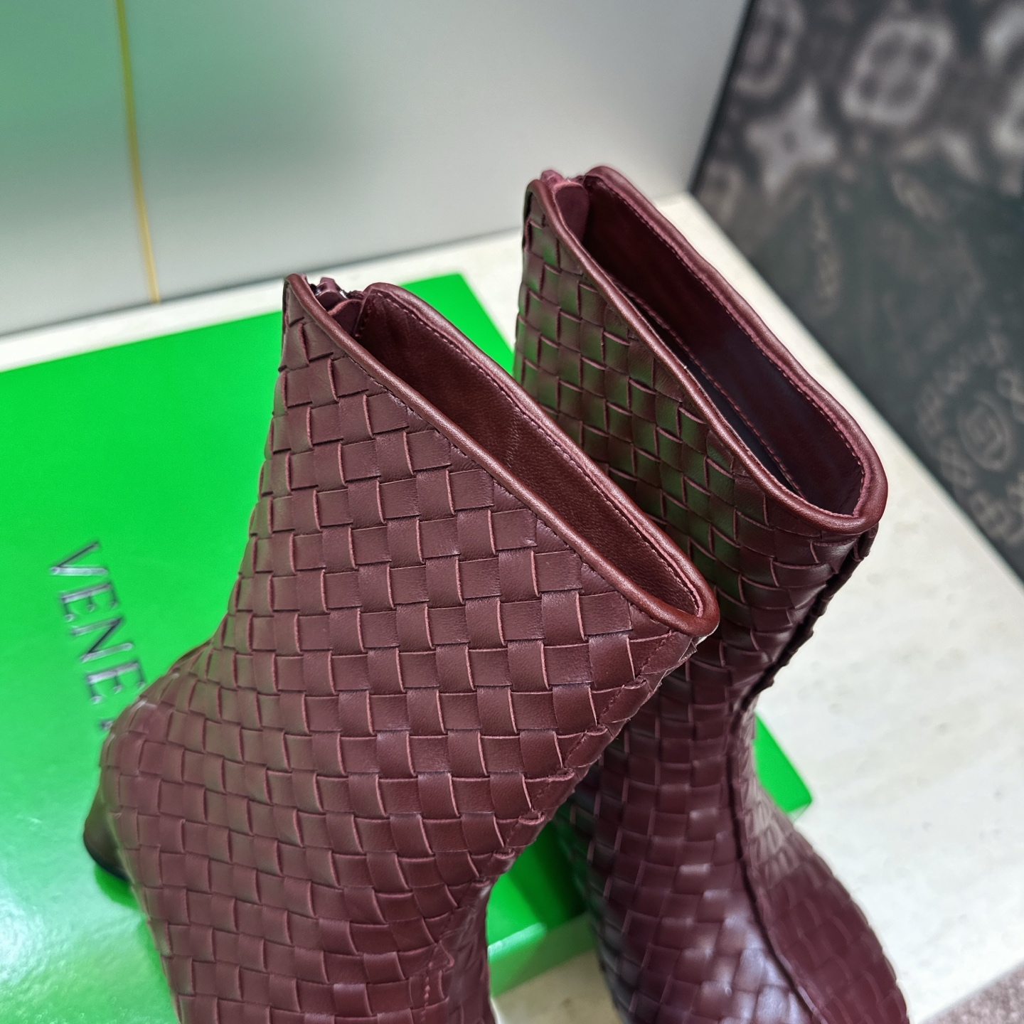 顶级版 Bottega Veneta 葆蝶家2026秋冬新款时尚编织复古粗跟马丁女短靴 BV字母logo低跟圆头侧拉链机 顶级版 Bottega Veneta 葆蝶家2026秋冬新款时尚编织复古粗跟马丁女短靴 BV字母logo低跟圆头侧拉链机