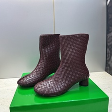 顶级版 Bottega Veneta 葆蝶家2026秋冬新款时尚编织复古粗跟马丁女短靴 BV字母logo低跟圆头侧拉链机 顶级版 Bottega Veneta 葆蝶家2026秋冬新款时尚编织复古粗跟马丁女短靴 BV字母logo低跟圆头侧拉链机