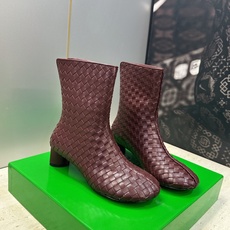 顶级版 Bottega Veneta 葆蝶家2026秋冬新款时尚编织复古粗跟马丁女短靴 BV字母logo低跟圆头侧拉链机 顶级版 Bottega Veneta 葆蝶家2026秋冬新款时尚编织复古粗跟马丁女短靴 BV字母logo低跟圆头侧拉链机