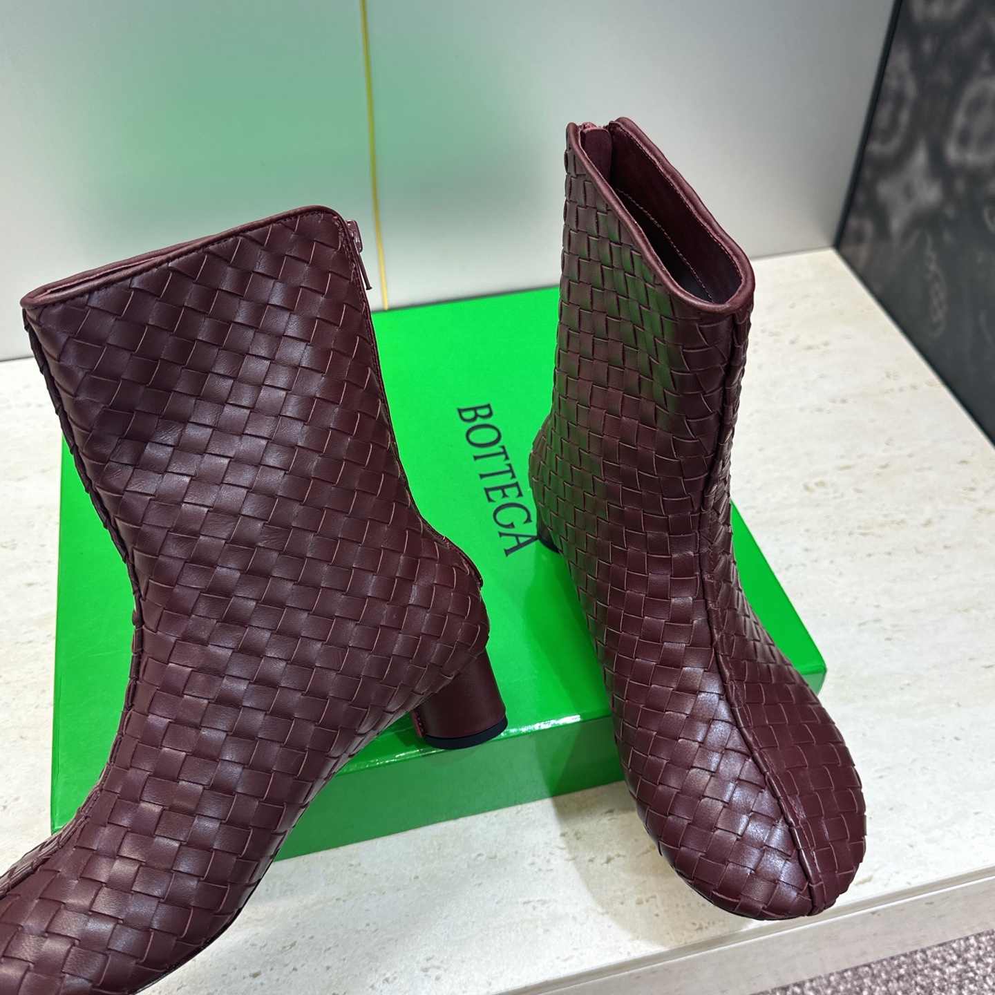 顶级版 Bottega Veneta 葆蝶家2026秋冬新款时尚编织复古粗跟马丁女短靴 BV字母logo低跟圆头侧拉链机 顶级版 Bottega Veneta 葆蝶家2026秋冬新款时尚编织复古粗跟马丁女短靴 BV字母logo低跟圆头侧拉链机