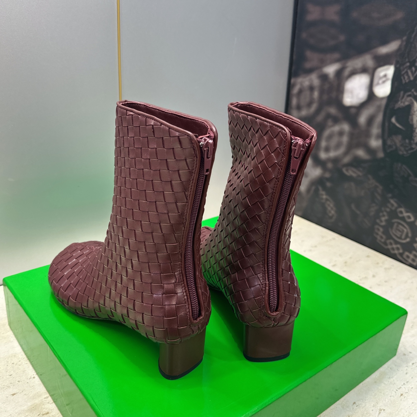 顶级版 Bottega Veneta 葆蝶家2026秋冬新款时尚编织复古粗跟马丁女短靴 BV字母logo低跟圆头侧拉链机 顶级版 Bottega Veneta 葆蝶家2026秋冬新款时尚编织复古粗跟马丁女短靴 BV字母logo低跟圆头侧拉链机