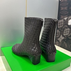 顶级版 Bottega Veneta 葆蝶家2026秋冬新款时尚编织复古粗跟马丁女短靴 BV字母logo低跟圆头侧拉链机 顶级版 Bottega Veneta 葆蝶家2026秋冬新款时尚编织复古粗跟马丁女短靴 BV字母logo低跟圆头侧拉链机