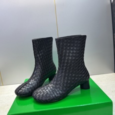顶级版 Bottega Veneta 葆蝶家2026秋冬新款时尚编织复古粗跟马丁女短靴 BV字母logo低跟圆头侧拉链机 顶级版 Bottega Veneta 葆蝶家2026秋冬新款时尚编织复古粗跟马丁女短靴 BV字母logo低跟圆头侧拉链机