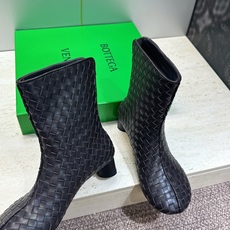 顶级版 Bottega Veneta 葆蝶家2026秋冬新款时尚编织复古粗跟马丁女短靴 BV字母logo低跟圆头侧拉链机 顶级版 Bottega Veneta 葆蝶家2026秋冬新款时尚编织复古粗跟马丁女短靴 BV字母logo低跟圆头侧拉链机