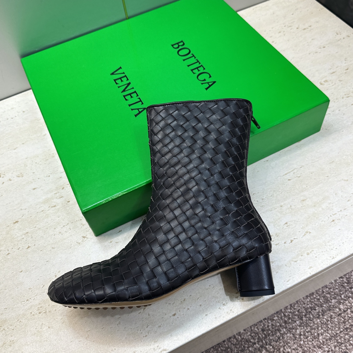 顶级版 Bottega Veneta 葆蝶家2026秋冬新款时尚编织复古粗跟马丁女短靴 BV字母logo低跟圆头侧拉链机 顶级版 Bottega Veneta 葆蝶家2026秋冬新款时尚编织复古粗跟马丁女短靴 BV字母logo低跟圆头侧拉链机
