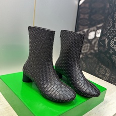 顶级版 Bottega Veneta 葆蝶家2026秋冬新款时尚编织复古粗跟马丁女短靴 BV字母logo低跟圆头侧拉链机 顶级版 Bottega Veneta 葆蝶家2026秋冬新款时尚编织复古粗跟马丁女短靴 BV字母logo低跟圆头侧拉链机
