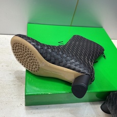 顶级版 Bottega Veneta 葆蝶家2026秋冬新款时尚编织复古粗跟马丁女短靴 BV字母logo低跟圆头侧拉链机 顶级版 Bottega Veneta 葆蝶家2026秋冬新款时尚编织复古粗跟马丁女短靴 BV字母logo低跟圆头侧拉链机